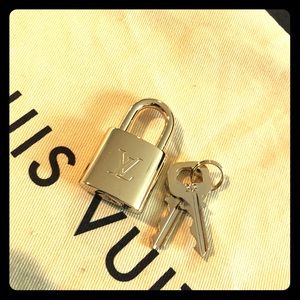 💯 Authentic Louis Vuitton Lock Brans New